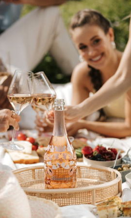 Dame im Hintergrund in der Wiese, Spring Flasche steht im Vordergrund