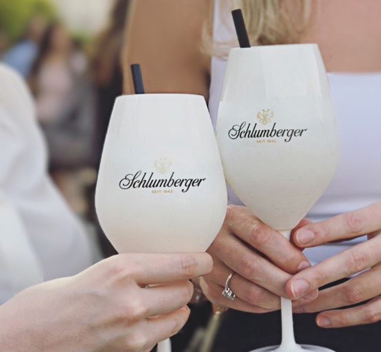 Schlumberger Weinglas weiß auf Event mit Strohhalm